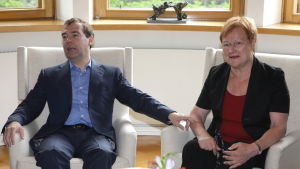 Dmitrij Medvedev besökte Tarja Halonen i Gullranda sommaren 2010. Dmitrij Medvedev och Tarja Halonen.