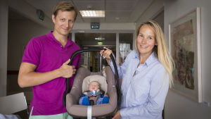 Linda och Jani Tierala med sitt andra barn, en nyfödd pojke. Pariskunta vastasyntyneen kera naistenklinikalla 28.7.2017.