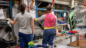 Trots att 1000 permitteras arbetar fortfarande kring 2000 anställda i bilfabriken i två skift. Arkivbild Auton rakentajia töissään.