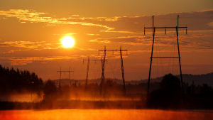 Ibland, på sommaren, kan det nog kännas som om det vore omöjligt att solen går ner. Ellinje i solnedgång.