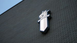 Det är svårt att komma med ett tydligt kriterium för när man i en överlappande situation går från maktmedelsbruk enligt polislagen till nödvärn. Polisens logo