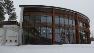 Vid biblioteket i Pyttis har kunderna tyckt om systemet med meröppet. Biblioteket ser flera fördelar än nackdelar med systemet (arkivbild). Biblioteket i Pyttis.