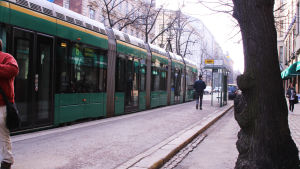 Buss-, tåg-, spårvagns- och metrotrafiken i Helsingfors drivs av HRT. Spårvagn i Helsingfors centrum
