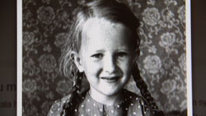 Vem är flickan som kallas Degerbys Mona Lisa? Flickan på detta foto kalals Degerby Mona Lisa.