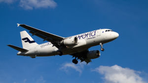 Ställ ekologiska krav på ställen du reser till, råder signaturen Plastkassar. Finnairs Airbus just före landning på Helsingfors-Vanda flygplats (arkivbild)
