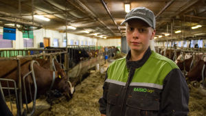 Sofia Eriksson jobbar på med framtidstro trots dåliga tider. 23 år och mjölkbonde. Sofia Eriksson älskar det lantliga livet men hoppas på att mjölkpriserna går upp och att folk börjar köpa mer inhemskt.
