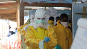 Ebola är oerhört smittsamt fransk sköterska klär på sig andra paret handskar. Inanför riskzonen får inte huden exponeras ens en centimeter