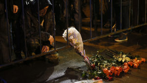 Blommor på den plats där Nemtsov dödades i natt. Boris Nemtsov dödades i Moskva 27.2.