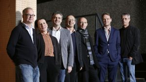 Detta mansdominerande sällskap står bakom valet av årets festivalgästspel Theatertreffens kritikerjury poserar