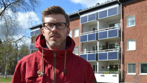 Projektledare Johan Sandström säger att Umeå kommit långt på vägen till att bli en hållbar stad. Projektledare Johan Sandström framför en del av miljösatsningen i Umeå. De har renoverat ett höghusområde miljövänligt. Bland annat med solpaneler på balkongerna.