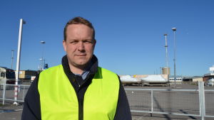 Matti Esko, vd för Kvarken Ports, är lätt hoppfull inför att få en fraktlinje till Vasa hamn. Vd Matti Esko för Kvarken Ports. Taget framför bilkön och lastningskön till Wasalines Wasa Express.