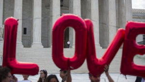 USA legaliserade samkönat äktenskap i hela landet. Aktivister utanflör Högsta Domstolen i USA