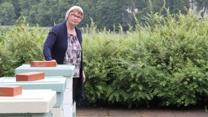 Merja-Riitta Laurila säger att biodling är en ständig dialog med naturen. Biodlare