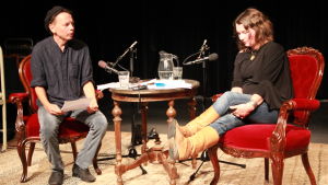 Tomas Jansson och Sofia Aminoff samtalar på Nicken-scenen. Tomas Jansson och Sofia Aminoff samtalar.