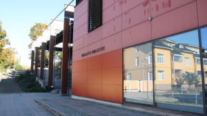 Borgå stadsbibliotek får eventuellt motionsredskap nästa år. Borgå stadsbibliotek