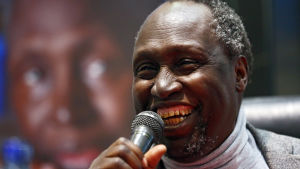 Ngũgĩ wa Thiong'o från Kenya är en av de författare som tippas få Nobelpriset i litteratur i år. Kenyan author Ngugi wa Thiong'o smiles as he speaks to the audience during a book signing event held in Nairobi, Kenya, 13 June 2015.