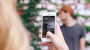 Classic Pizza säger att tystnadsavtalet ska skydda restaurangbesökarna. De anställda får till exempel inte fotografera kändiskunder. flicka fotograferar pojke med smarttelefon