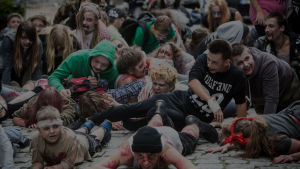 Zombier har de senaste åren blivit oerhört populära. De förekommer i många tv-serier och zombiewalk-evenemang ordnas på sina håll. Bilden är från en zombiewalk i Polen 2015. Zombiewalk i Polen