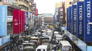 Det är svårt att missa mobilföretagens påverkan på den här gatan i Nairobi, Kenya. En gata i Nariobi, Kenya, kantas av IT- och mobilföretag.
