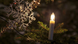Julgranen symboliserar ett hopp inför året som kommer. julgran med ett ljus och en stjärna