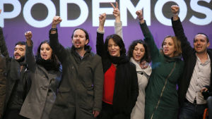Ledaren för Podemos Pablo Iglesias (tredje från vänster) och hans team firar valresultatet.