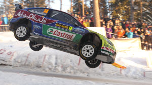 Ralliauto mäessä Rally Sweden -kilpailussa