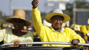 71-årige Yoweri Museveni med sin fru Janet Museveni under valkampanjen. Museveni återvaldes för sin femte ämbetsperiod med 60 procent av rösterna Den 71-årige Yoweri Museveni med sin fru Janet Museveni under valkampanjen. Museveni valdes för sin femte ämbetsperiod med 60 procent av rösterna