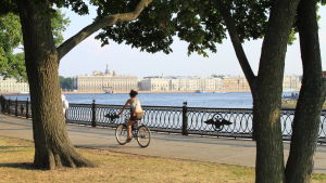 Pyöräilijä puistossa Pietarissa
