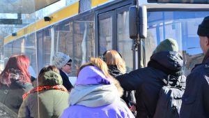 Få använder lokaltrafiken i Vasaregionen. Resenärer väntar på bussen i Vasa.