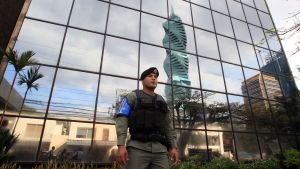 Asianajotoimisto Mossack Fonsecan pääkonttori Panama Cityssä. Åklagarämbetet i Panama beordrade ett 27 timmar långt tillslag mot Mossack Fonsecas huvudkontor för att utreda möjliga brott i den ökända advokatbyrån