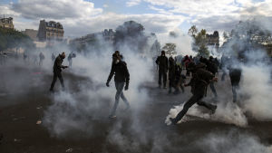 Maskerade ungdomar drabbade samman med kravallpolis i Paris. Polisen anklagade "välorganiserade huliganer" för kravallerna i flera storstäder Maskerade ungdomar drabbade samman med kravallpolis i Paris. Polisen anklagade "välorganiserade huliganer" för kravallerna i flera storstäder