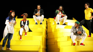På den tyska skolbänken. Orit Nahmias, Maryam Abu Khaled, Yousef Sweid, Ayhan Majid Agha, Karim Daoud, Dimitrij Schaad, och föreställningens minimalistiska scenografi. Scen ur föreställningen The Situation.