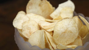Det är inte bara sylt och saft som är mathantverk. Även snacks såsom chips kan kallas för mathantverk. Potatischips i en skål