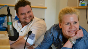 Det är ju viktigt det här. Eller tycker inte ni...? Iida Kungingas och Marco Luponero diskuterar trovärdigheten i Jarno Kuosas hörspel Vid gränsen. Det är ju viktigt det här. Eller tycker inte ni...? Iida Kungingas och Marco Luponero diskuterar trovärdigheten i Jarno Kuosas hörspel Vid gränsen.
