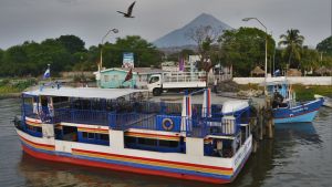 Färjan som kör till Ometepe Färjan som går till vulkanön Ometepe i Nicaraguasjön.