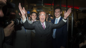 Nigel Farage, ledaren för Storbritanniens självständighetsparti Ukip, jublar med båda händerna i luften efter brexit-resultatet. Nigel Farage, ledaren för Storbritanniens självständighetsparti Ukip, jublar med båda händerna i luften efter brexit-resultatet.