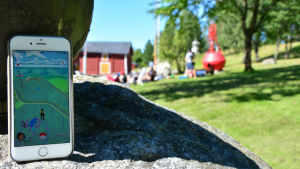 Bara tre år sedan mobilspelet Pokémon Go erövrade sommaren. En smarttelefon med Pokémon GO på skärmen vid Brändö sund i Vasa