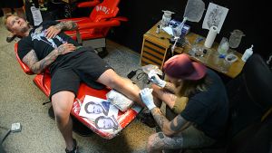 Sex timmar av smärta. Anders lönnfors tatueras inom ramen för kampanjen "borgå förevigar berättelser som tatueringar"