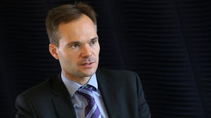 Tidigare inrikesministern Kai Mykkänen förde Samlingspartiets talan i Yles tvåspråkiga valdebatt då partiordförande Petteri Orpo valt att inte delta på grund av tidsbrist. Ulkomaan kauppa- ja teollisuusministeri