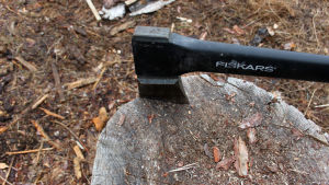 Olipa kerran kalastaja, jonka nimi kulkeutui kirveisiin ja muihin tuotteisiin. Kirves. "Fiskars"-merkkinen halkaisukirves. Halkaisupölkky. Metsätyöt. Työkalu. Esine. Kirveet, halkaisukirveet, halonhakkuu.
