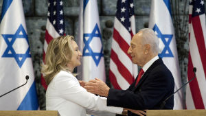 De politiska relationerna till USA har alltid varit viktiga för Israel, också under den tid då Shimon Peres var vid makten Shimon Peres träffar Hillary Clinton.