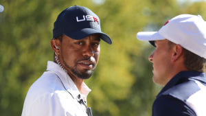 Tiger Woods har nått stora framgångar i golf. Tiger Woods ser in i kameran.