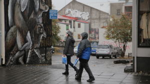 Kaksi ihmistä kävelee kadulla Reykjavikissa