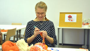 Veronica Lönnqvist Veronica Lönnqvist sitter i ett klassrum och stickar, framför sig har hon en hög av olika garn