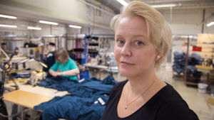 Päivi Pajunen på Nokian Neulomo försöker rekrytera nya industrisömmare. Sömmarna syr på ackord. Porträtt på Päivi Pajunen, produktionschef på Nokian Neulomo