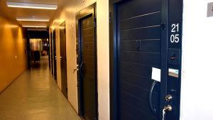 Rannsakningsfångarna är i snitt fyra månader i fängelset i Vanda. Låsta dörrar till celler i rannsakningsfängelset i Vanda.