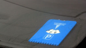 Parkeringsskivorna kan bli överflödiga i framtiden, då avgiftsbelagd parkering införs. På bilden finns en blå parkeringsskiva.