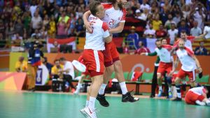 Danska handbollsherrarna omfamnar varandra när de vinner OS-guld.