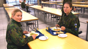 Daniela Wollstén (tv.) och Laura Ylén delar vardagen på Nylands brigad. Daniela Wollstén och Laura Ylén i matsalen vid Nylands brigad.