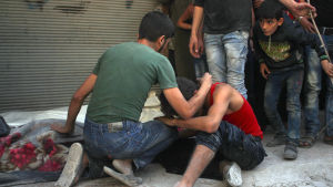 Över en kvarts miljon belägrade civila betalar det högsta priset för strider och massiva bombningar i östra Aleppo Efter ett bombangrepp i Aleppo.